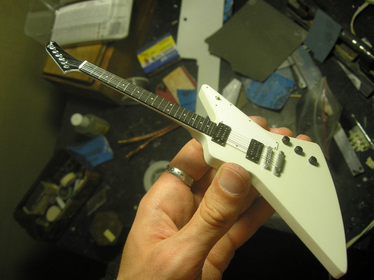 Gibson Explorer Владимира Холстинина. Инкрустация гитары перламутром. Инкрустация грифа гитары. Gibson Explorer DIY Kit.